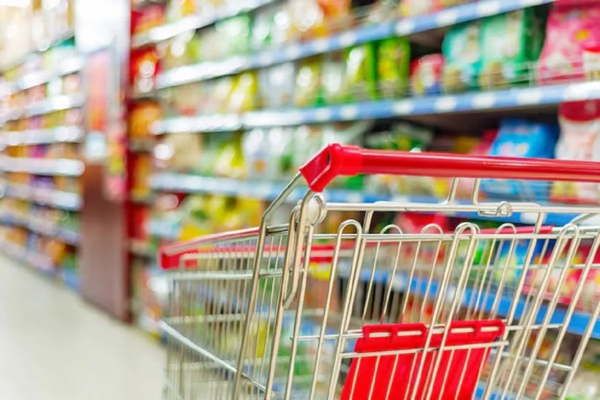 Gigante dos supermercados fecha 100 lojas e demite 5 mil após prejuízo de R$ 6 bilhões