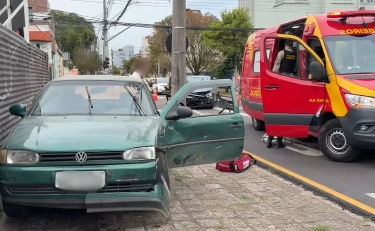 Motoristas ficam feridas em acidente no Alto da XV: “Avanço de semáforo vermelho”, diz policial