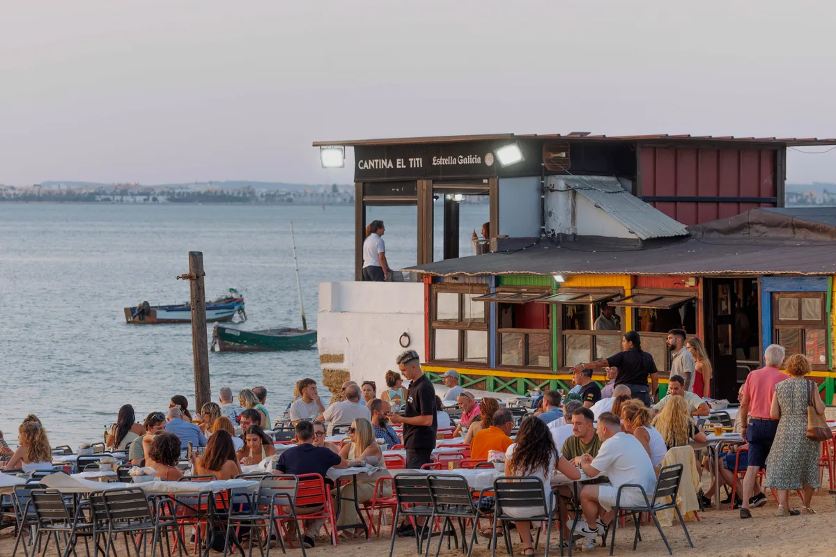 El chiringuito más icónico de la Bahía de Cádiz donde puedes comer pescaíto frito con los pies en el agua: tiene casi un siglo de historia y abre todo el año