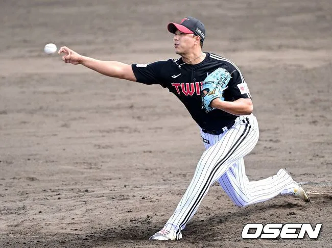 1이닝 2볼넷 3도루 허용→2이닝 23구 퍼펙트…홀드왕 사이드암의 롤러코스터 피칭, 제구와 퀵모션 약점 아쉽네