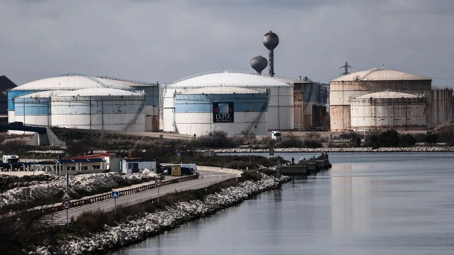 Carburants : des pêcheurs bloquent un dépôt pétrolier à Fos-sur-Mer