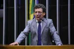 Governo propõe revisão periódica de impactos do fim da ‘taxa das blusinhas’
