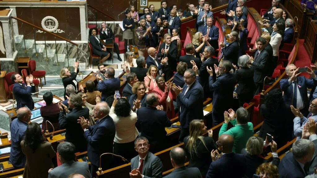 Aprovada por unanimidade, lei amplia proteção a vítimas de violência sexual na França
