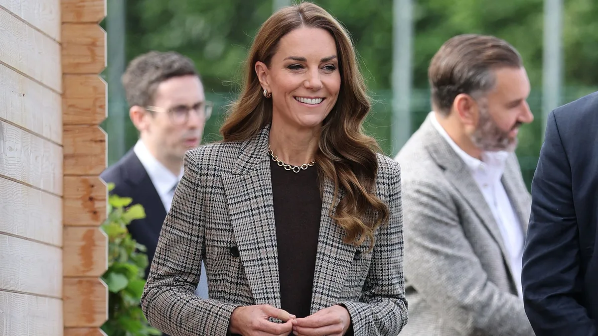 Kate Middleton hace un guiño al príncipe Guillermo con su blazer de cuadros y sustituye los mocasines españoles que agotó en tiempo récord