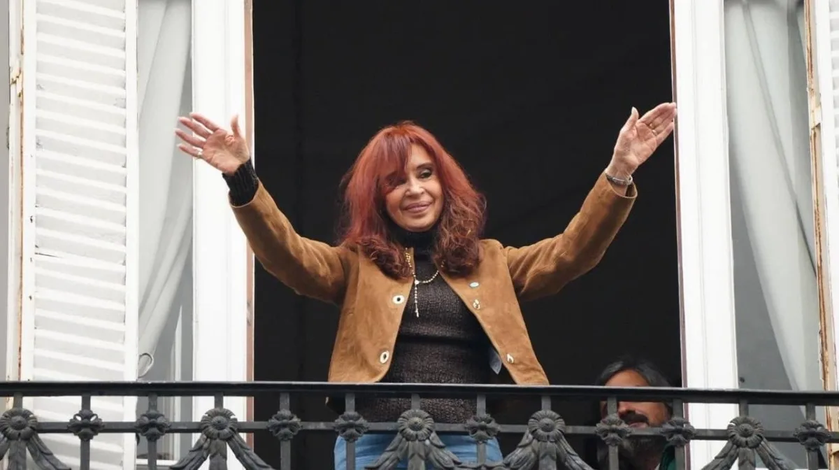 En el Día de la Lealtad, militantes peronistas se movilizaron hasta San José 1111 y Cristina Kirchner saludó desde el balcón