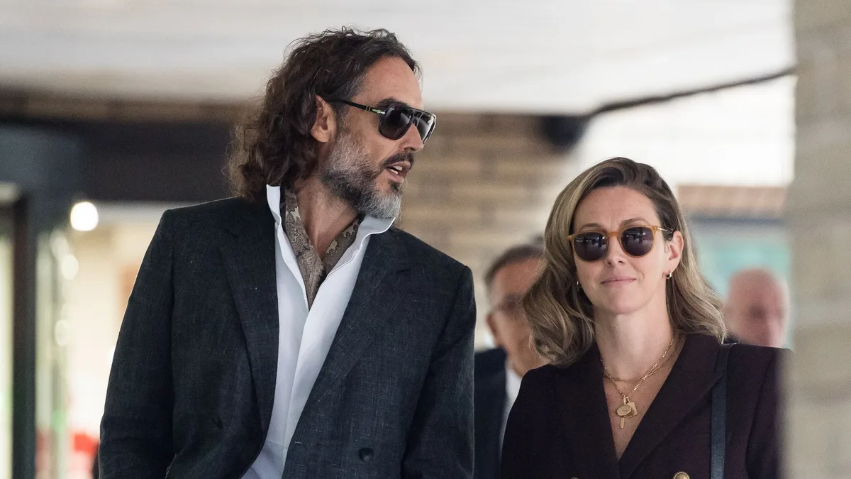 Russell Brand, exmarido de Katy Perry, se sienta en el banquillo acusado de 7 delitos sexuales contra 6 mujeres