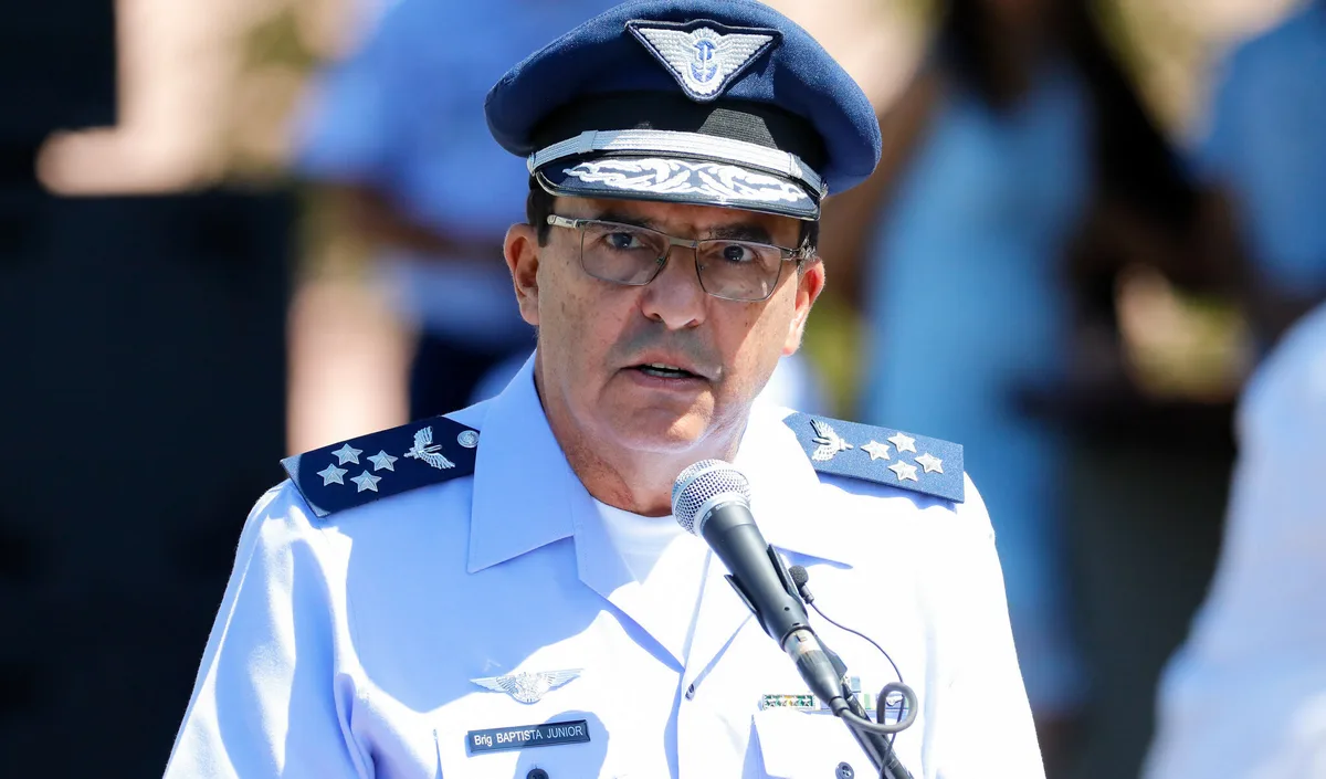 Ex-chefe da FAB chama de ‘leviandade’ fala de Flávio sobre apoio a Lula