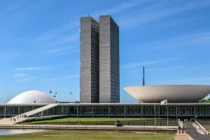 Congresso aprova aval a despesa fora do limit, mas garante ajuste de R$ 10 bi em 2027