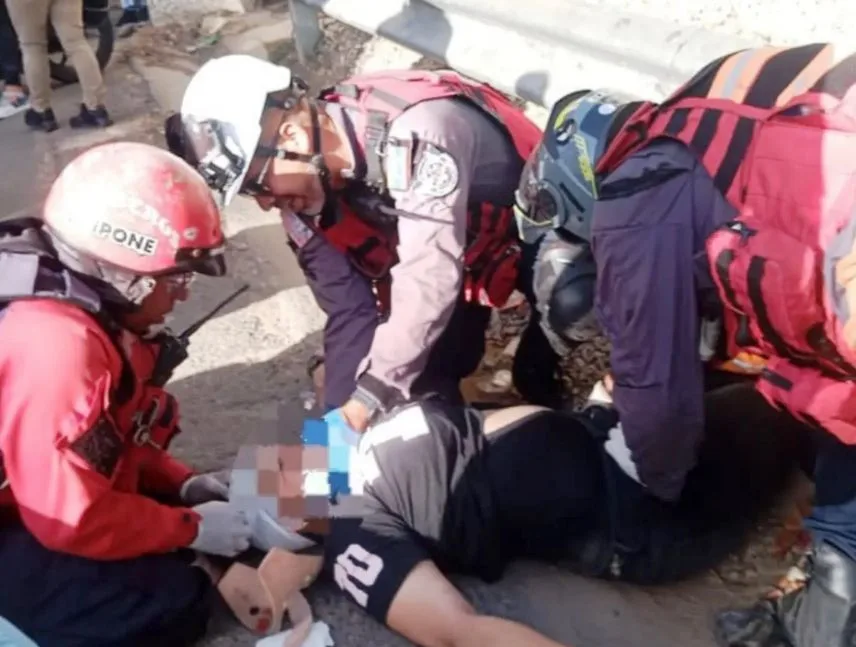 Mujer cae de 20 metros tras accidente de moto en Caracas