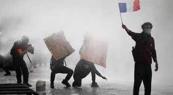 Dezenas de feridos e detidos após confrontos entre polícia e manifestantes em França