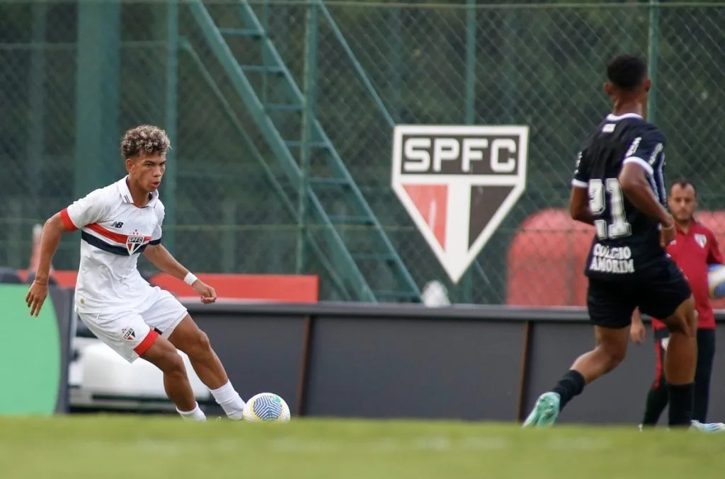 Palmeiras acerta contratação de lateral da base do São Paulo