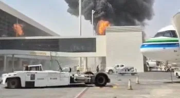 Projétil atinge aeroporto de Riade um dia após ataque mortífero. Houthis reivindicam ataques