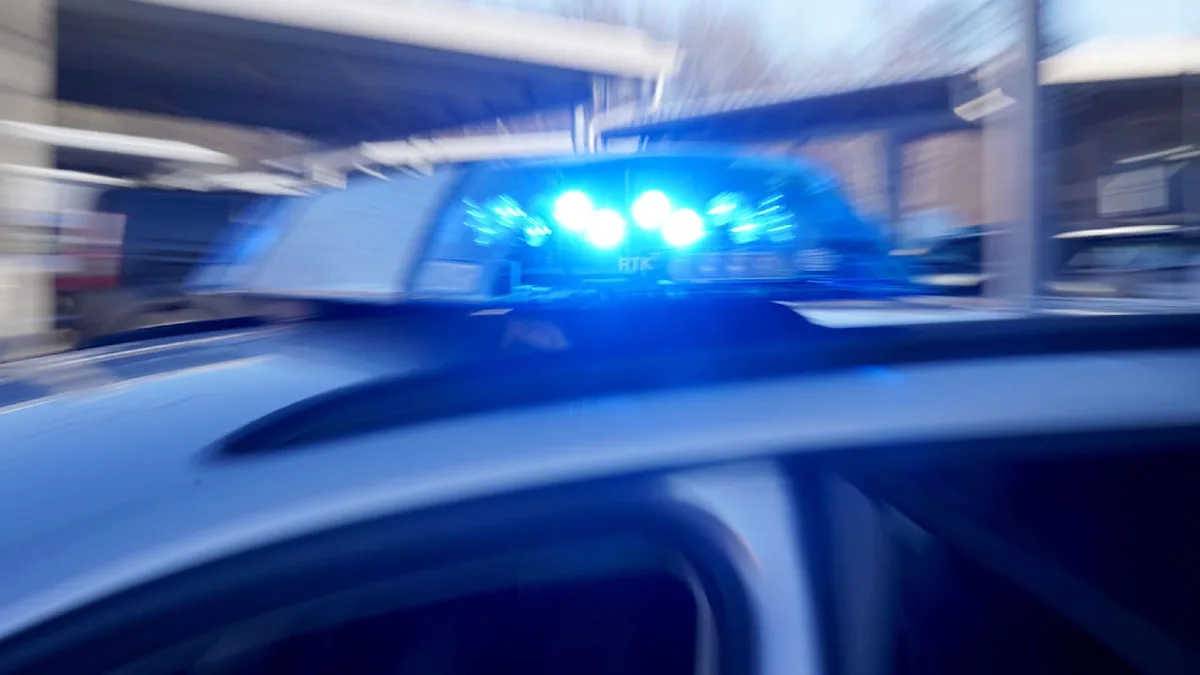 Mit 1,9 Promille unterwegs - Mutter betrunken! Tochter (8) ruft aus Auto die Polizei