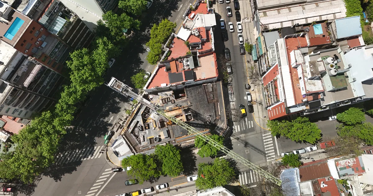 Polémica en Caballito por una torre de 18 pisos: se desmoronó una pared lindera a una obra aprobada por excepción