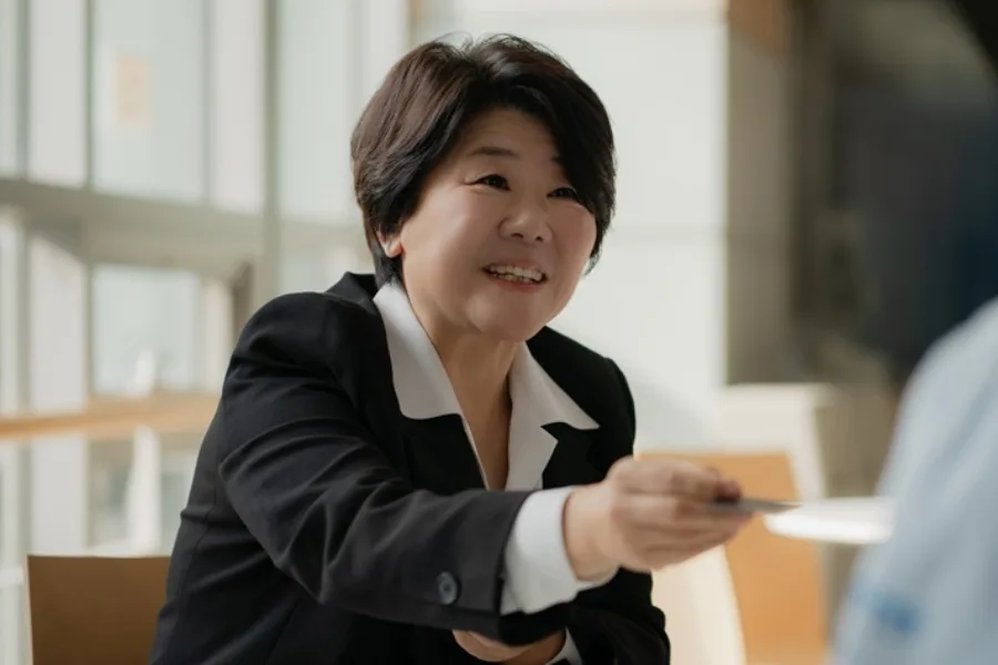 Lee Jung Eun Is A Shrewd Deal-Maker And Kim Ji Won’s Unlikely Partner In “Doctor X”