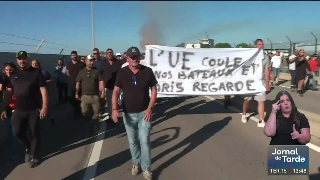 Manifestantes protestam em França contra agravamento do custo de vida