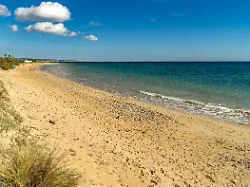 Gefäß mit menschlicher Asche: Urlauberin findet Urne aus Deutschland an Strand in Italien