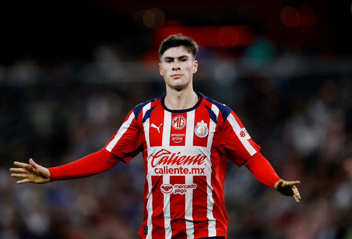 Armando ‘La Hormiga’ González ya viaja a Grecia y emociona a la afición de Chivas con una promesa