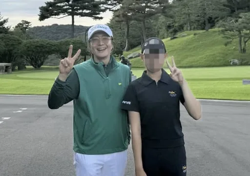 '백발' 배용준, ♥박수진 아닌 女 선수와 나란히..옆집 아저씨 미소 [Oh!쎈 이슈]