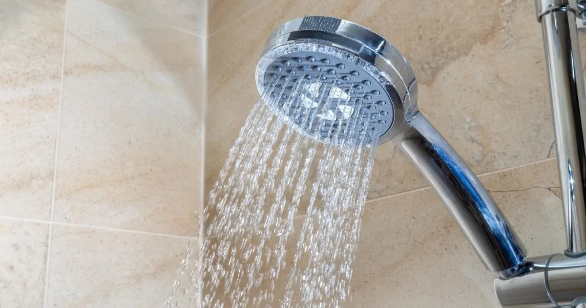 Ni bicarbonato ni vinagre: la forma ideal de eliminar el sarro denso de los orificios de la ducha y evitar reducir la presión