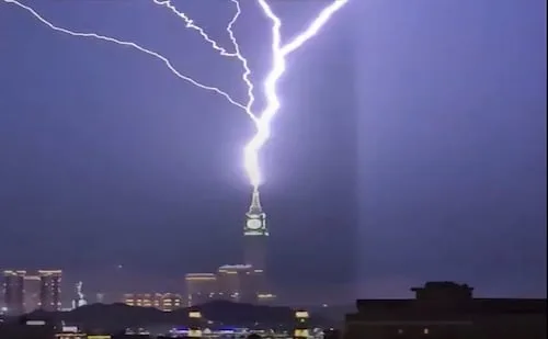 VIDEO: Potente rayo impacta la Torre del Reloj de La Meca; tormenta eléctrica sorprende en Arabia Saudita
