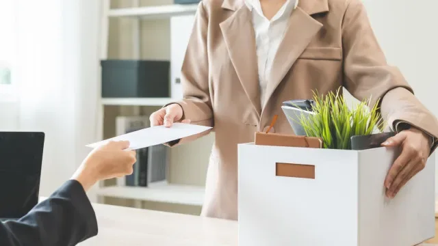 Trabalhadores em 'lay-off' caem 1,7% em agosto para 4.460