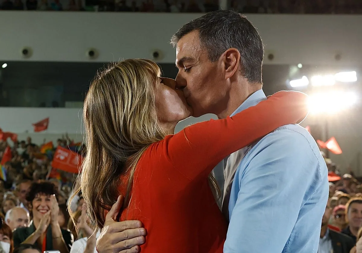 Sánchez hace 'ticket electoral' con Begoña Gómez para el 29-N: «Te quiero»