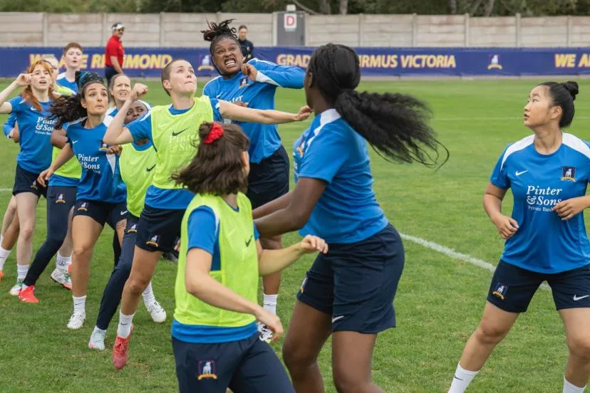 « On ne prépare pas des footballeuses, on prépare un tournage » : comment sont réalisées les scènes de football de la série Ted Lasso ?