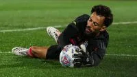 Barcelona anuncia contratação do goleiro Livakovic, carrasco do Brasil