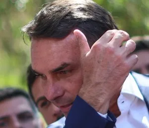 Flávio Bolsonaro participa de missa na Catedral de Brasília no Dia N. S. Aparecida