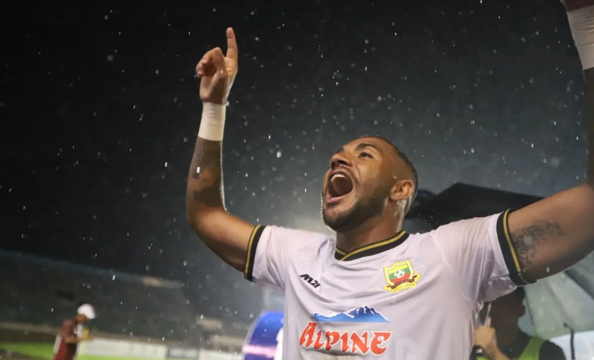 Ex-Vitória brilha como herói de título histórico na Ásia