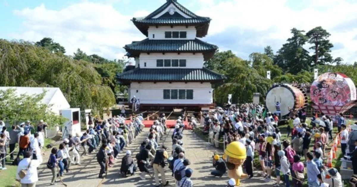 Mais de mil pessoas no Japão puxam uma torre inteira com cordas durante evento cultural, mas a cena esconde um plano de engenharia da prefeitura para devolver o castelo ao local original