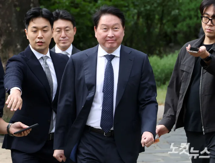 최태원 SK 회장, 광주 첫 현장 방문…반도체 투자 우려 덜까