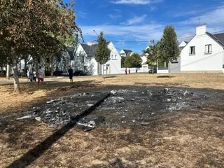 À Lorient, trois hommes mettent le feu à un Land Rover et prennent la fuite, la voiture signalée volée à Gâvres