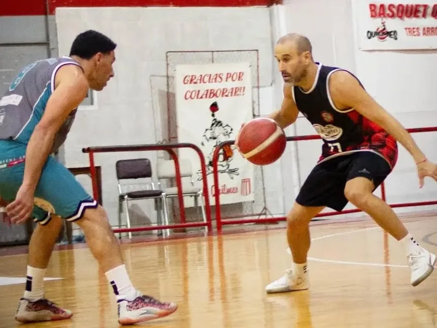Rodrigo Palacio sorprendió al debutar en un equipo de básquet de Tres Arroyos