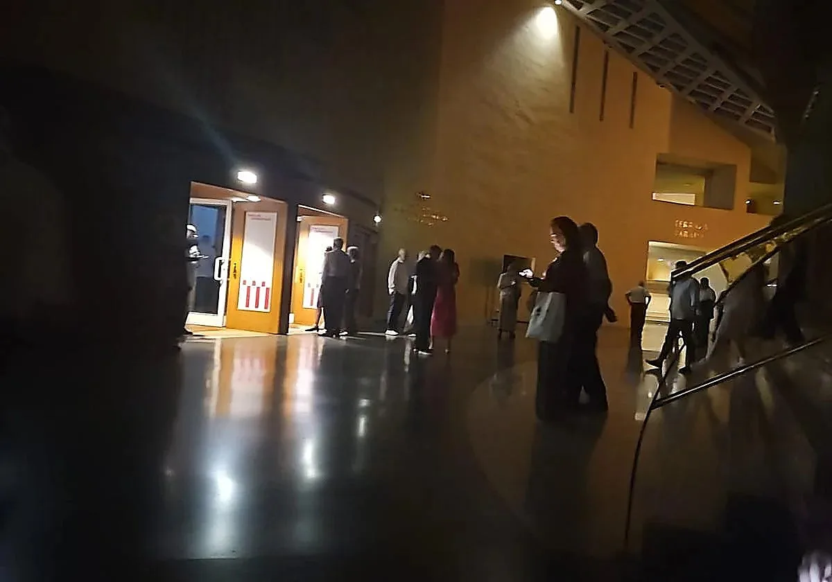 Los trabajadores del Maestranza no pueden entrar aún al teatro tras el corte de luz que canceló el concierto de la Orquesta del Festival de Bayreuth