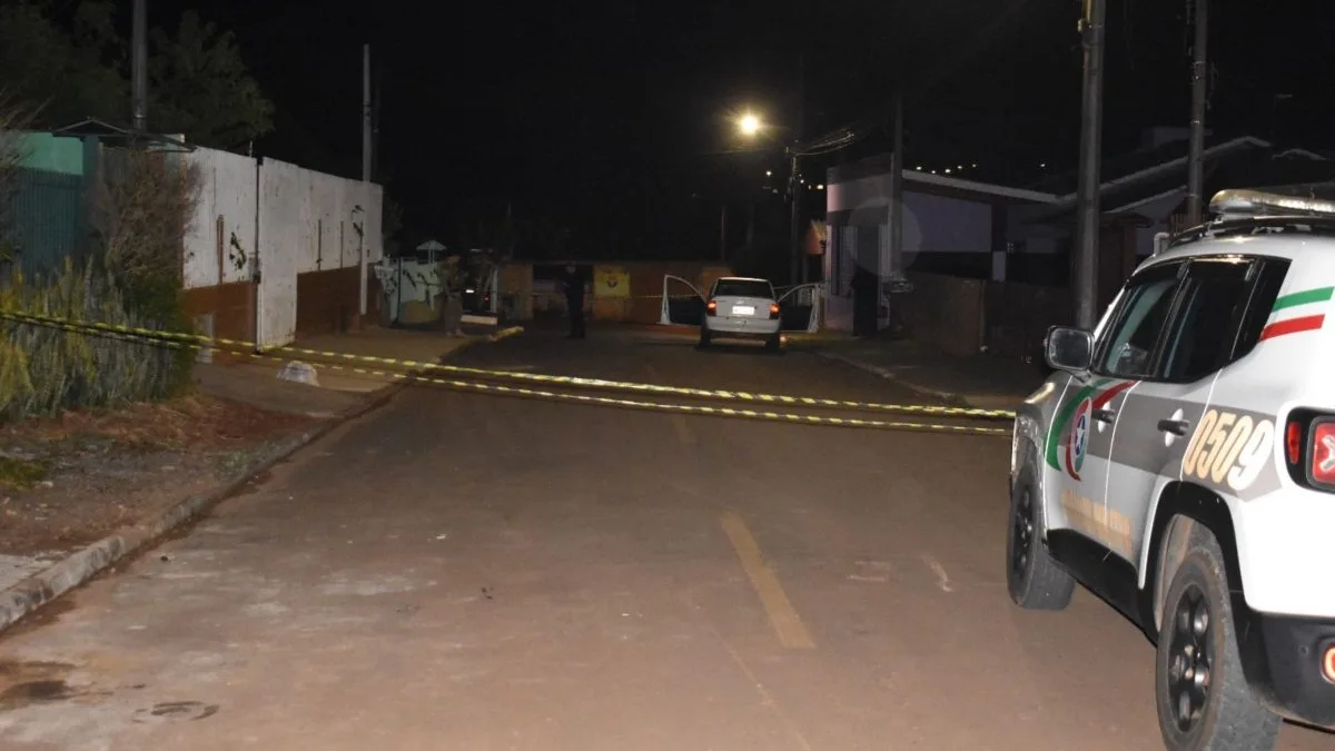 Dupla de moto cerca carro, mata homem a tiros e deixa mulher ferida em Chapecó