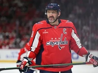 NHL. Légende du hockey sur glace aux États-Unis, Alex Ovechkin s’affiche dans une pub pro Poutine