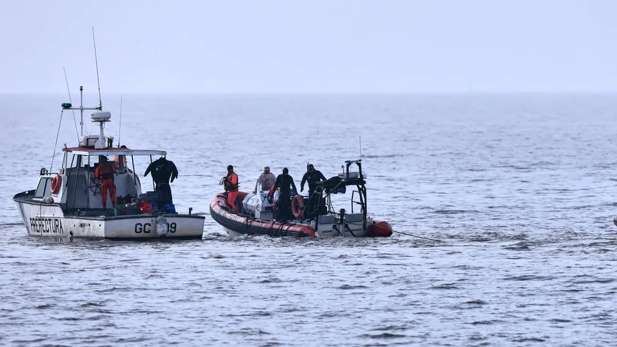 Buscan en Santa Teresita a dos kayakistas que se metieron al mar y desaparecieron durante el temporal