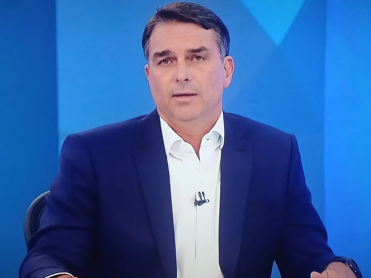 A noite de comemoração da campanha de Flávio Bolsonaro após sabatina na TV Globo