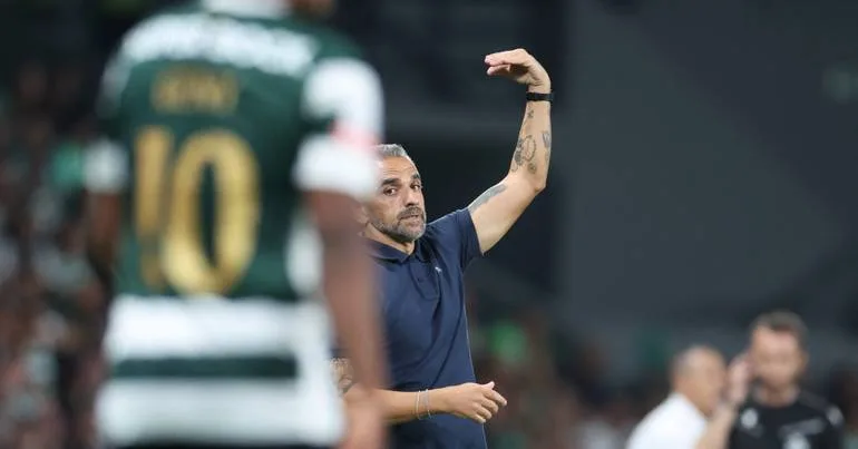 Flávio Gonçalves inaugura o marcador (0-1, 5')