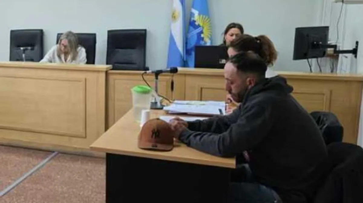 Amenazó a su pareja delante de sus hijos y ahorcó a su perra con un alambre de púas: “Vas a terminar así”