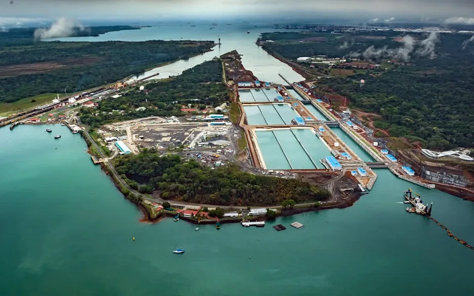 Canal do Panamá reduz trânsito diário de navios de 36 para 32 para enfrentar El Niño