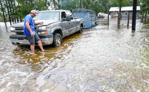 Depresión tropical Edouard azota Texas con fuertes lluvias; miles de personas se quedan sin energía eléctrica