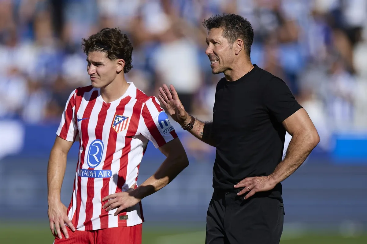 El contundente mensaje de Simeone a Julián Álvarez en medio de las tensiones por su deseo de irse del Atlético Madrid