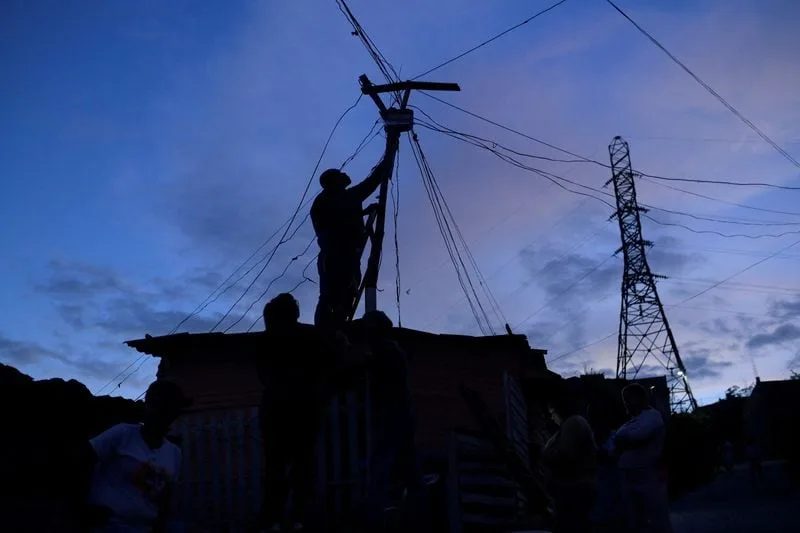 El sector manufacturero de Venezuela se desacelera y pierde casi la mitad de sus horas laborales por falta de electricidad