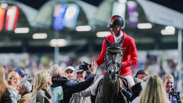 Reit-WM in Aachen: Feier unter Flutlicht: Springreiter bejubeln Gold