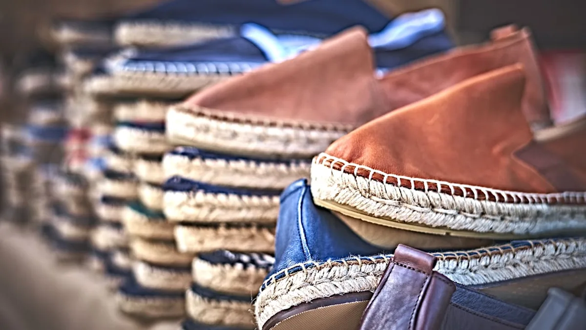 Beliebter Sommerschuh - So werden Espadrilles wieder sauber