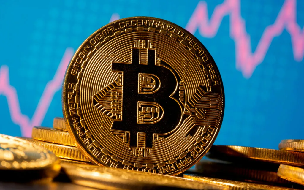 Bitcoin sobe quase 3% e ultrapassa 82 mil dólares pela primeira vez desde maio