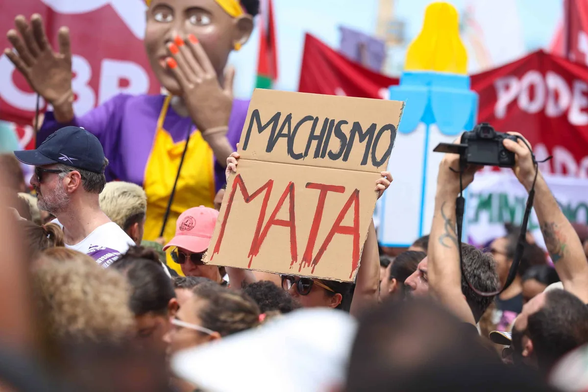 Agressões contra mulheres disparam quase 30% em dias de jogos de futebol, mostra estudo